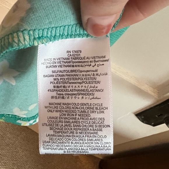 Floral BCBGeneration cocktail dress - Size M, with POCKETS! - Picture 6 of 7